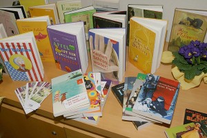 Bücher lassen sich anfassen und blättern. Lesen bildet und macht Spaß. So gehört ein richtiger Büchertisch dazu. Besser noch, wenn die Bücher, gespendet von den Buchhadlungen Elwert und Lesezeichen, hinterher den Kindern gehören. 