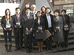 Bürgermeister Franz Kahle mit Marianne Neumann vom Fachdienst Jugendförderung mit Andreas Kunz und Manfred Hellmann und den Gästen aus China. Foto (H.Bambey)