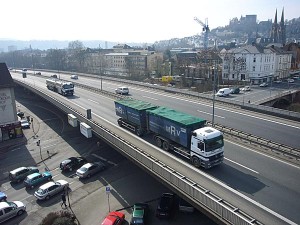 Vierspurig aufgeständert zerschneidet die Nord-Süd-Achse der Stadtautobahn B3a das Stadtgebiet.