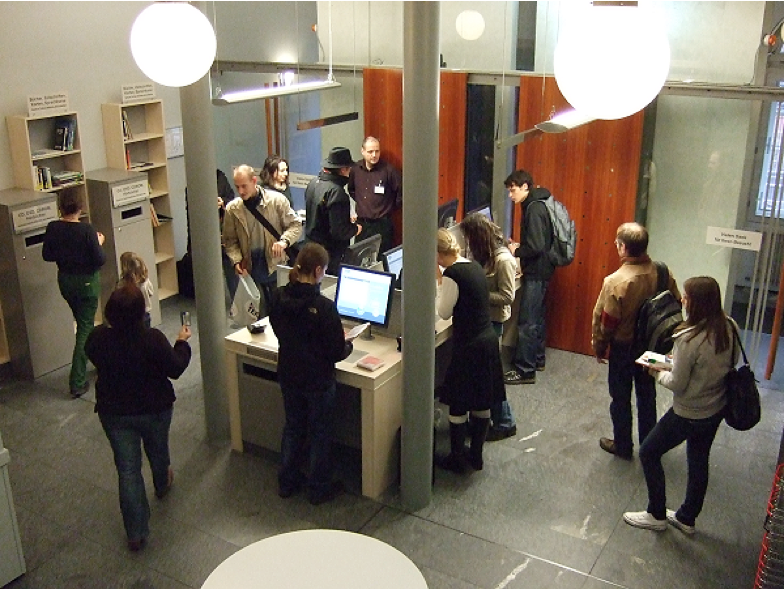 Blickj in das Foyer der mit dem Hessischen Bibliothekspreis 2012 ausgezeichneten Stadtbücherei Marburg.
