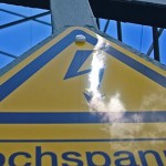 "Warnschild Hochspannung mit Blitzsymbol" 