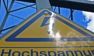 "Warnschild Hochspannung mit Blitzsymbol"