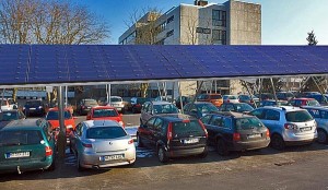 Dunkelblaues Dach mit solarmodulen über parkenden Kfz