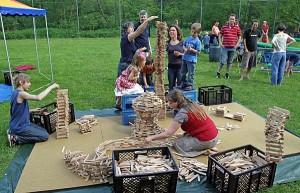 Kinder stapeln Holzleisten zu Turmgebilden