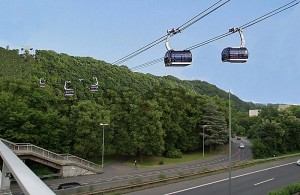 Seilbahn mit Kabinen bergwärts zum Spiegelslust-Turm, Foto-Montage 2010. Hartwig Bambey