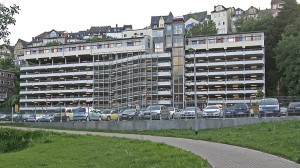 Blick zu einem Parkahaus mit vielen Etagen