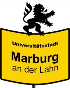 Schwarzer Hessischer Löwe auf durchgebogenem Ortseingangsschild der Stadt Marburg