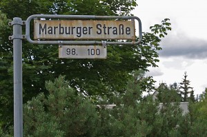 Schild mit Straßennamen Marburger Straße