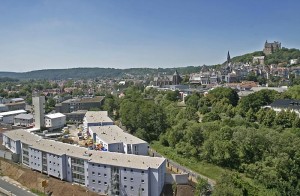 Blick über neue Appartementanlage und Lahn bis zum Schloß