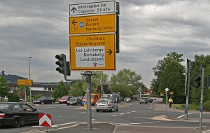 Straßenkreuzung mit Verkehrsschildern