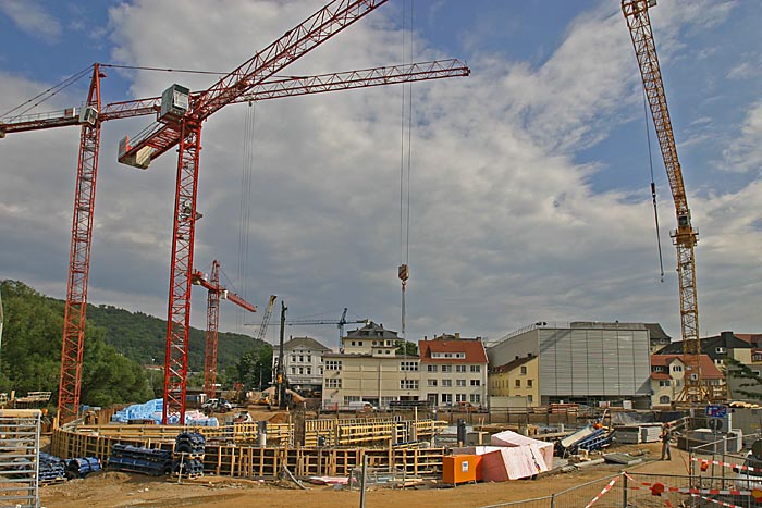 DBAX0803-062-BlickRosenstraße Baustelle, dahinter Häuser Bahnhofstraße