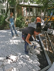 Drei Pflasterleger bei der Arbeit