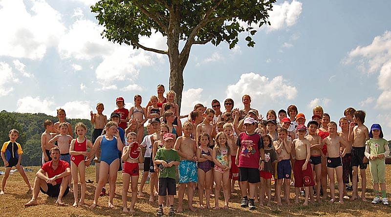 X0818Ferienkids-Foto M.Sommer Große Kindergruppe unter einem Baum