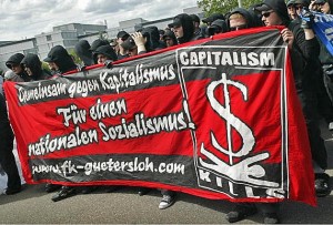 Antikapitalistische und nationalsozialistische Parolen bei Neonazis als Autonome Nationalisten im Schwarzen Block (Foto/Quelle wikipedia CC)