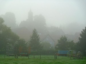 Blick zur Cappeler Kirche im Frühnebel (Foto Hartwig Bambey)