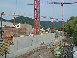 Zur Lahn und deren Hochwasser schirmt eine Mauer ab. Davor entlang des Ufers wird eine Wegeverbindung entstehen (Foto Hartwig Bambey)