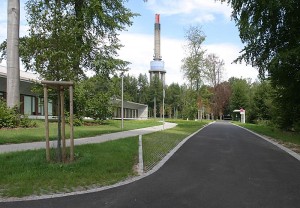 Neubau Partikelzentrum, links und Fernheizwerk in grüner Umgebung suggerieren Verträglichkeit. Wo die Straße und der beschrittene Weg endet ist alles andere als klar. Foto Hartwig Bambey