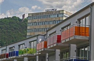 Private Investoren schaffen zwar Wohnraum, von sozialem Wohungsbau ist das meilenweit entfernt. So schauen Normalverdiener oder gar Menschen mit geringem Einkommen dabei in die Röhre, können sich allenfalls am Anblick bunter Balkonfassaden von außen erfreuen. Alle Fotografien Hartwig Bambey 