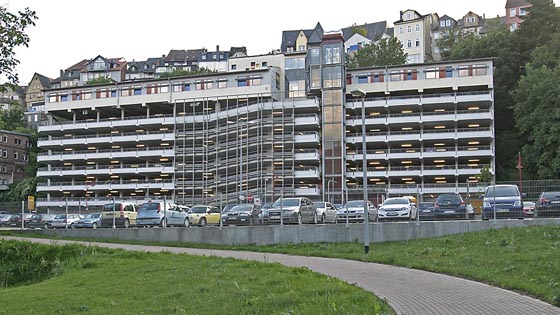 Blick zum Parkhaus Pilgrimstein vom Hörsaalgebäude kommend (Foto H.Bambey)