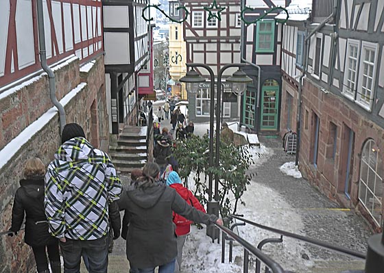 Bei Eis und Schnee, wie auf diesem Archivfoto, ist es mitunter ein Stück Arbeit aus der Marburger Oberstadt wieder hinab zu steigen.  Foto Hartwig Bambey