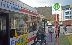 Erdgasbus der Stadtwerke an der Haltestelle St.Martin-Haus im Waldtal. (Foto Hartwig Bambey)