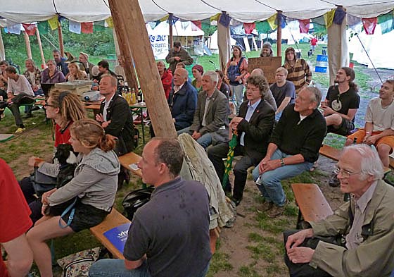 Veranstaltungen unter freiem Himmel und im Zelt bei Marburger Bildungsfest. Foto Hartwig Bambey