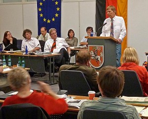 Dr. Hermann Uchtmann am Rednerputl während einer Sitzung der Stadtverordnetenversammlung Marburg. Sternbald-Foto Hartwig Bambey