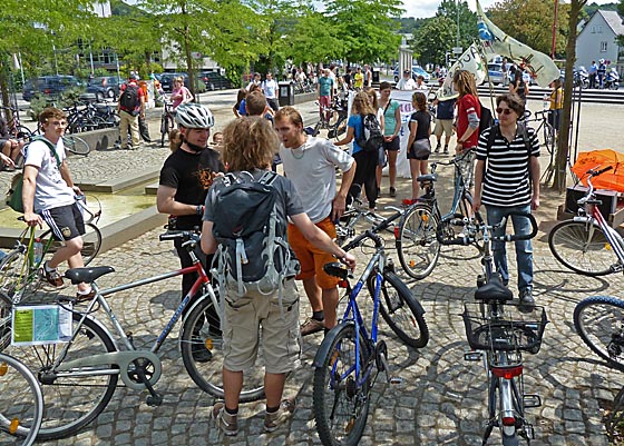 Der Elisabeth-Blochmann-Platz ist auch 2013 wieder Startort für die Fahrrad- und Skaterdemo des AStA Marburg – in diesem Jahr führt eine Teilstrecke der rollenden Demonstration über die Stadtautobahn. Foto aus 2011 Hartwig Bambey  