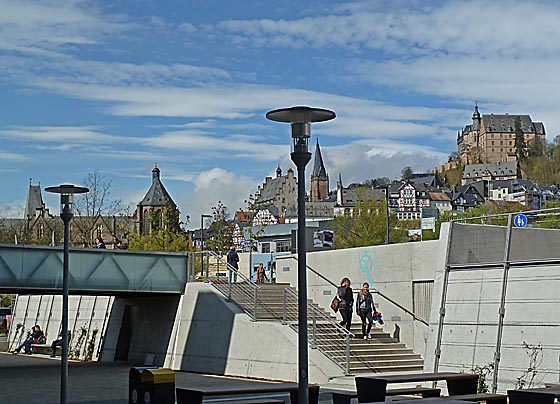 Blick vom neu gestalteten Mensahof am Erlenring zur Altstadt, links das Gebäude der Alten Universität. Foto Hartwig Bambey 2012