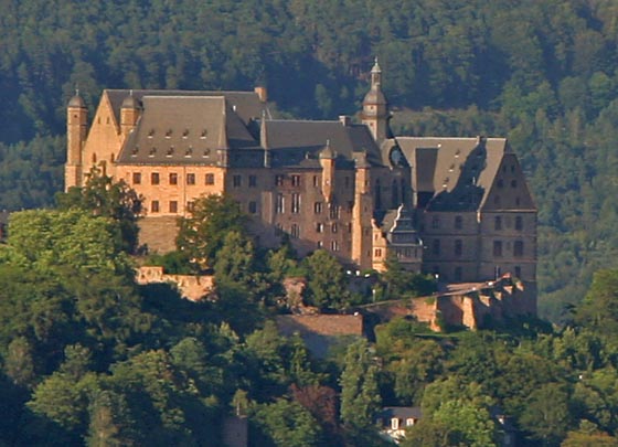Das Marburger Landgrafenschloss mit Blick von Westen weit oberhalb der Stadt bietet viele Ansichten und macht Visionen möglich. Die Liegenschaft des Landes im Besitz der Universität eröffnet derzeit Raum für Zukunftspläne. (Foto Hartwig Bambey) 
