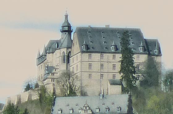 Was verbinden Menschen mit dem Marburger Schloss? Von romantischer Stilisierung, über historische Wahrnehmung bis zur 'Location' und 'Destination' für freizeit-touristischen Nutzbarmachung reichen vorhandene Vorstellungen. (Foto Hartwig Bambey)  