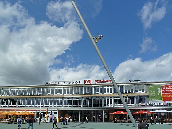 Kulturbahnhof Kassel mit dem 'Man walking to the sky' von Jonathan Borofski von der Dokumenta IX in 1992. Sternbald-Foto Hartwig Bambey