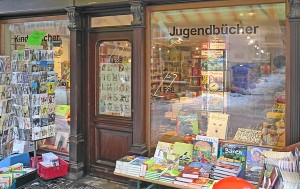 Neben zwei Christlichen Buchhandlungen gehört eine Kinderbuchhandlung mit zu den zahlreichen Buchanbietern mit Profil in der Stadt Marburg. Foto Hartwig Bambey