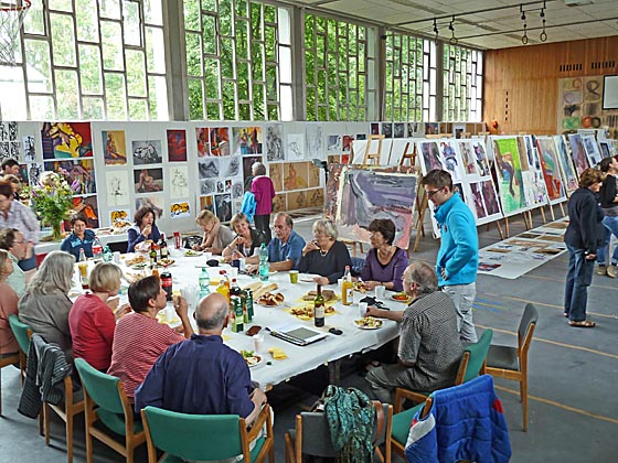 An diesem Freitagnachmittag war in der Turnhalle für die TeilnehmerInnen am Kurs 'Körperstudien– Freie Malerei' erst einmal eine gemeinsame Brotzeit mit Kursleiter Martin Seidemann angesagt.