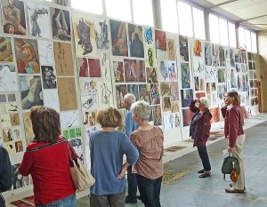 Die gezeigten Ergebnisse des Körperstudien-Kurses von Martin Seidemann hatten die bereits Anmutung einer Ausstellung und sprachen viele Besucher an. 