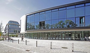 Mit klaren und stimmigen Formen, Farben, Proportionen und Perspektive präsentieren sich das Congresszentrum und das Verwaltungsgebäude in der neuen 'Anneliese Pohl Allee' direkt am Lahnufer in der Marburger Nordstadt.