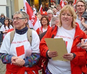 Bei der Demonstration am 17. März 2012 in Marburg mit mehr als 2.500 TeilnehmerInnen wurde der Protest gegen die Entwicklung und Verhätnnisse am UKGM übersehbar in die Öffentlichkeit getragen:  Betriebsratsvorsitzende Bettina Böttcher rechts. Foto Hartwig Bambey