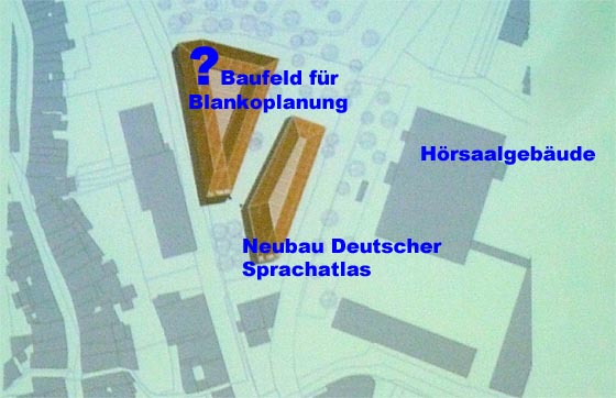 Nahe zum Hörsaalgebäude am Pilgrimstein soll auf dem jetzigen Parkplatz  ein Gebäude für den Deutschen Sprachatlas entstehen. Daneben sieht die irreführend als 'Bebauungsplan Deutscher Sprachatlas' bezeichnete Rahmenplanung ein Baufeld für einen weiteren, viel größeren Baukörper vor.