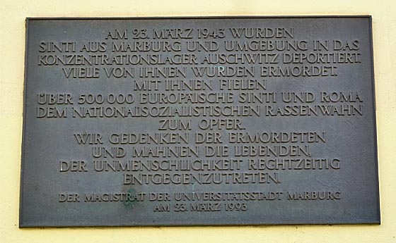 Gedenktafel an die Verschleppung der Sinti aus Marburg. Sternbald-Foto Hartwig Bambey