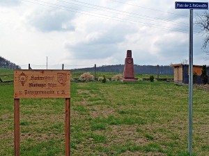 Direkt am Radweg in Höhe von Bortshausen findet sich die skurrille und militaristische 'Denkmalanlage' nach dem Geschmack der Marburger Jäger und in bisher fragwürdger Duldung seitens städtischer Behörde. Foto Hartwig Bambey