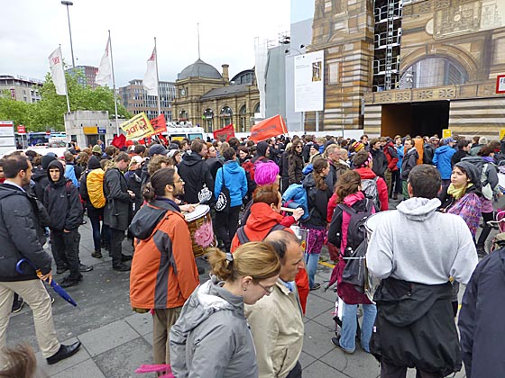 Am Freitagmittag, 31. Mai, zog eine kleinere Gruppe von Demonstranten zunächst vor den Frankfurter Hauptbahnhof, um dann weiter Richtung Flughafen zu fahren. Zu auseinersetzungen kam es dabei nicht. Foto Hartwig Bambey.
