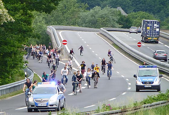 Im vergangenen Sommer wurde die Stadtautobahn in Marburg als Teil einer Demonstrationsroute vom Verwaltungsgericht Gießen genehmigt. Für den 4. Juli 2014 haben mehrere Initiativen erneut dies beantragt und klagen um Genehmigung. Foto Hartwig Bambey