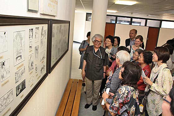 Märchenforscher aus Japan besichtigten die Ausstellung der 444 Illustrationen von Otto Ubbelohde zu den Märchen der Brüder Grimm im Marburger Landratsamt. Für den Märchenforscher Professor Dr. Toshio Ozawa sind es diese Zeichnungen, die die Märchen lebendig werden lassen.