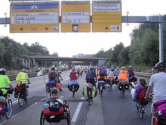 In Frankfurt konnte von den Teilnehmern der Tour de Natur die vierspurige B 477 befahren werden. Foto  Jens Hansen.  