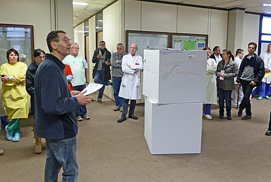 Frank Eggert erläuterte den im Rahmen einer aktiven Mittagspause versammelten UKG-MitarbeiterInnen das Anliegen zur Verhandlung eines Gesundheitstrafivertrages. Fotos Hartwig Bambey