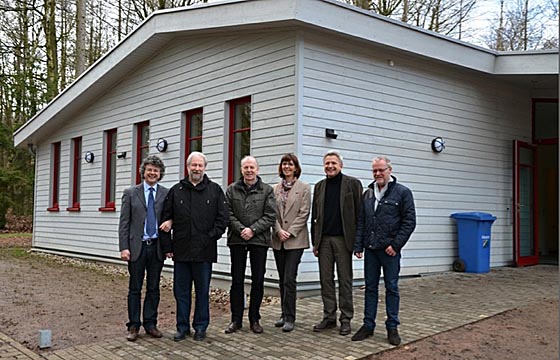 Das neue barrierefreie Unterkunfts- und Tagungshauses im Freizeitgeländes Stadtwald. Beim Ortstermin Bürgermeister Dr. Franz Kahle, links, Franz-Josef Visse, 1. Vorsitzender Behindertenbeirat, Jürgen Heer, pädagogischer Mitarbeiter Jugendförderung, Ulrike Munz-Weege, Fachdienstleiterin Jugendförderung, Jürgen Rausch, Fachbereichsleiter Planen, Bauen, Umwelt und Rudolf Gerhard, Fachdienst Hochbau/Bauunterhaltung. Foto Tina Eppler.