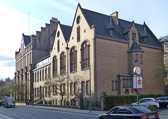 Die dreigliedrige Gesamtanlage der ehemaligen  Universitätsbibliothek in der Universitätsstraße 25. Foto Hartwig Bambey
