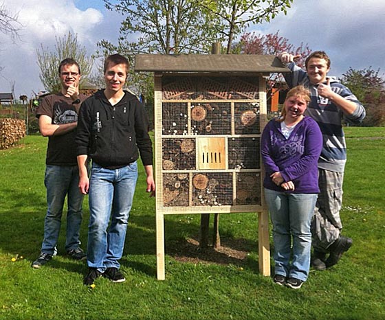 Schüler der Astrid-Lindgren-Schule weihen das Insektenhotel auf der Obstbaumwiese ein. 