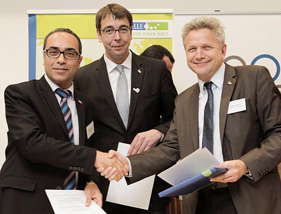 Hichem Elloumi, Stadtverwaltung Sfax, links, Dr. Stefan Wilhelmy, Engagement Global und Jürgen Rausch, Fachbereichsleiter Planen, Bauen, Umwelt in Marburg freuen sich über den Beginn der Klimapartnerschaft Marburg-Sfax. Foto Stephan Williams