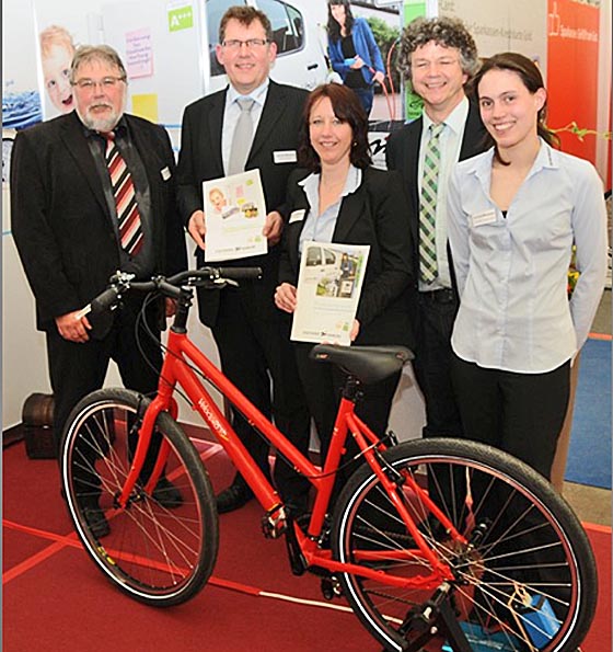 Auf der Oberhessenschau stellte Bürgermeister und Stadtwerke Aufsichtsratsvorsitzender Franz Kahle (2.v.r.) mit Stadtwerke Geschäftsführer Rainer Kühne (links) das neue Förderprogramm der Stadtwerke Marburg vor. Unterstützt werden sie dabei vom Leiter des Kundenzentrums, Christof Jacobi (2.v.l.) sowie Teamleiterin Marketing, Monika Mross (Mitte) und Natascha Jurgilewitsch (rechts) aus der Marketingabteilung.